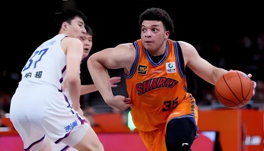 篮球明星们越战越勇,为球迷呈现精彩比赛 篮球明星们越战越勇,为球迷呈现精彩比赛