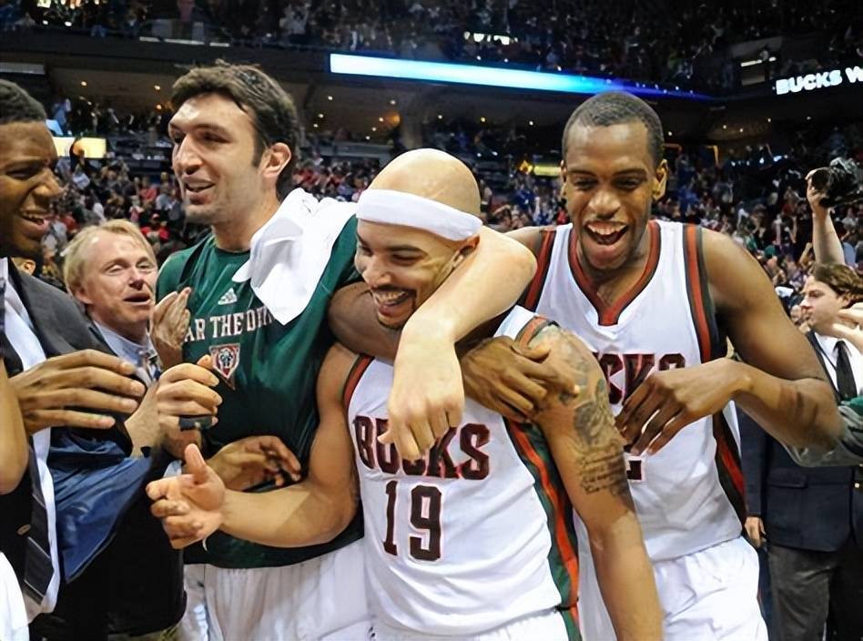 开云体育-雄鹿后卫独揽分，率队险胜黄蜂的简单介绍