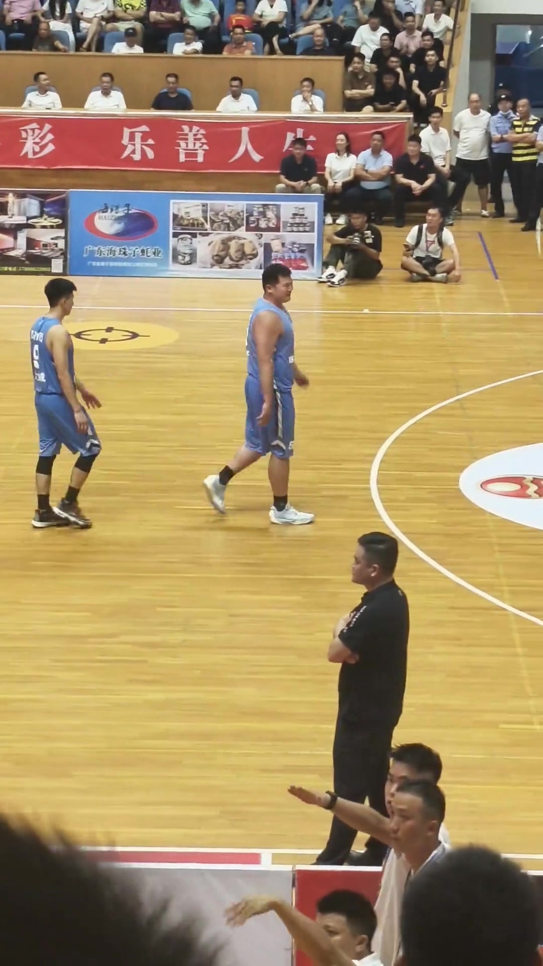 篮球赛事中一场激烈的对决引发争议 篮球赛事中一场激烈的对决引发争议