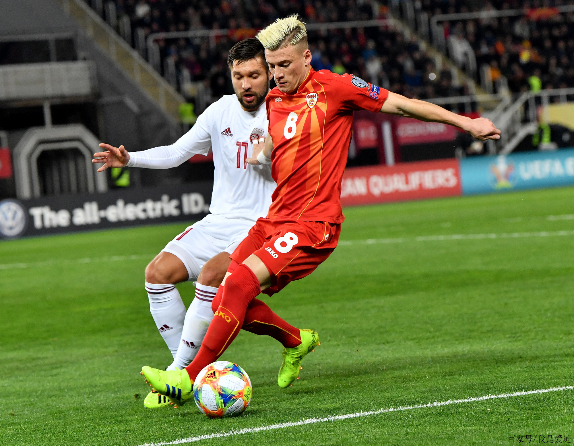 荷兰队大比分击败乌克兰，晋级