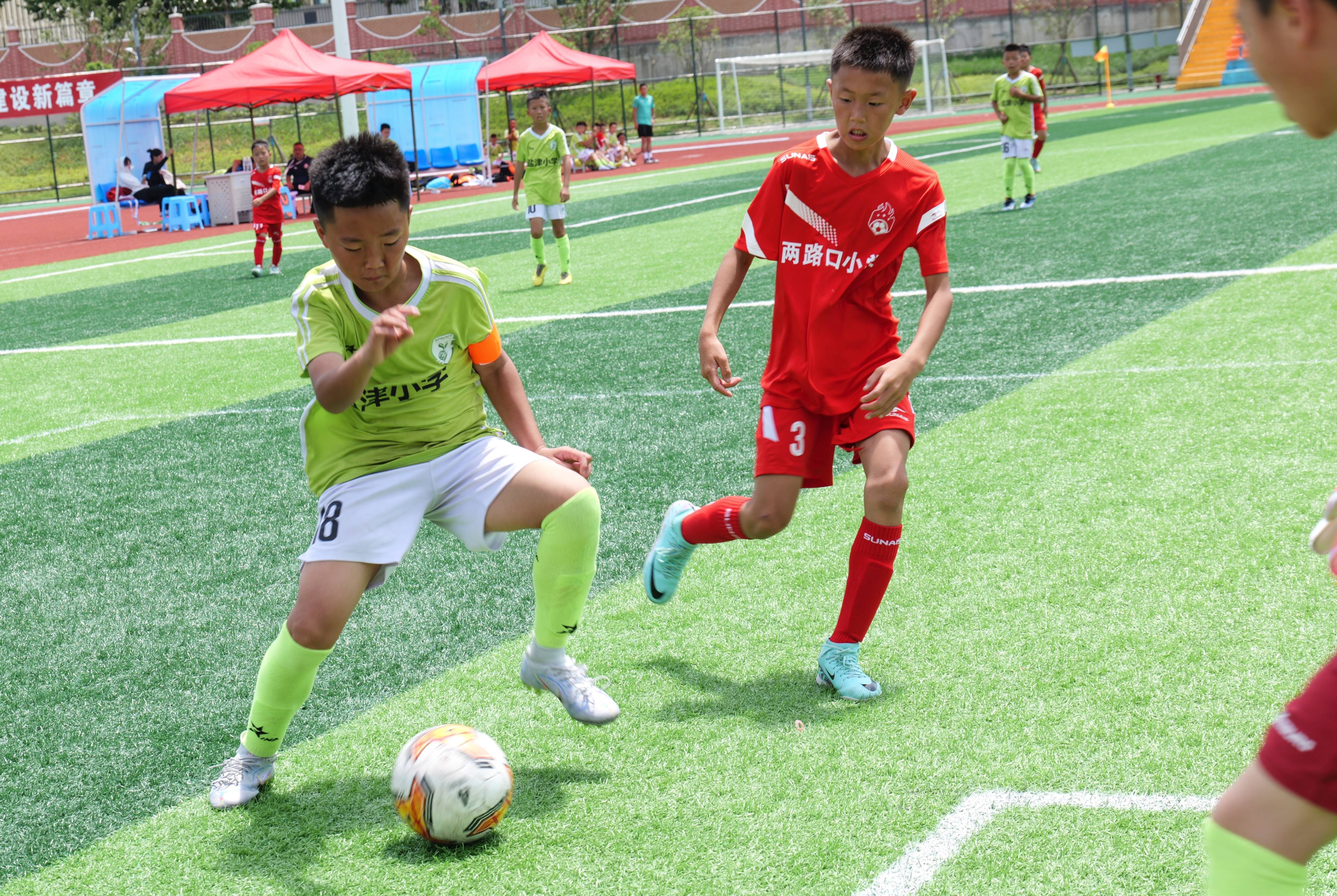 青年足球联赛,一支年轻球队登上领奖台 青年足球联赛,一支年轻球队登上领奖台