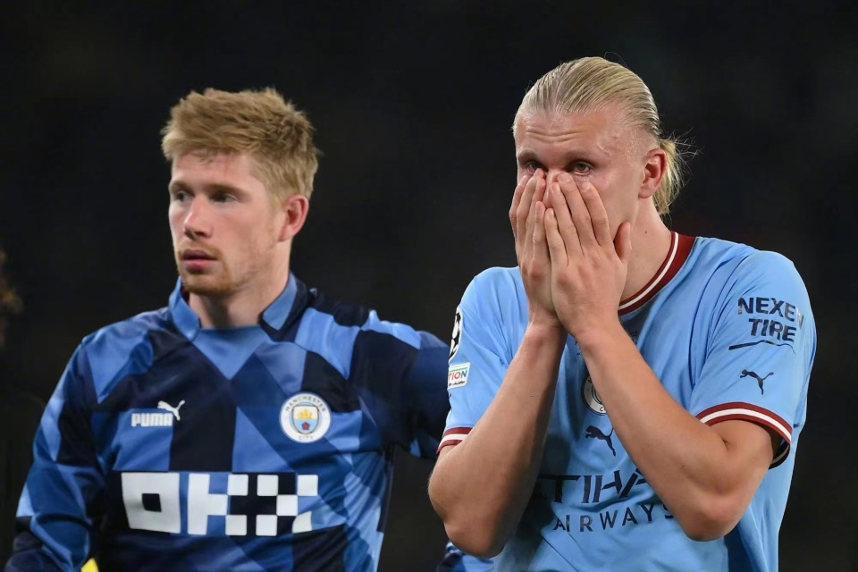 开云APP-梅西在英超中夺冠曼城，球迷沸腾