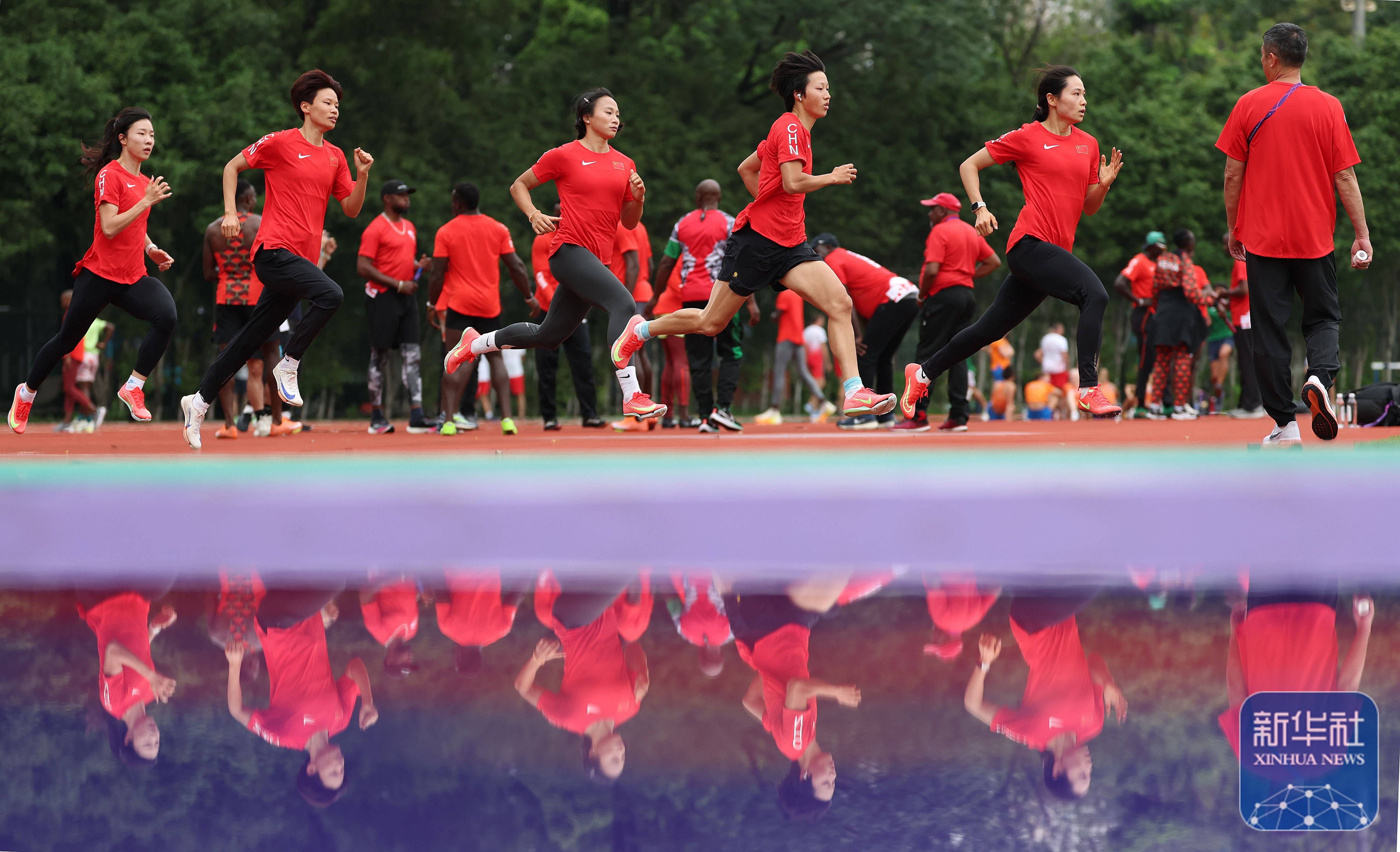 田径比赛中多国选手奋力争先 田径比赛中多国选手奋力争先