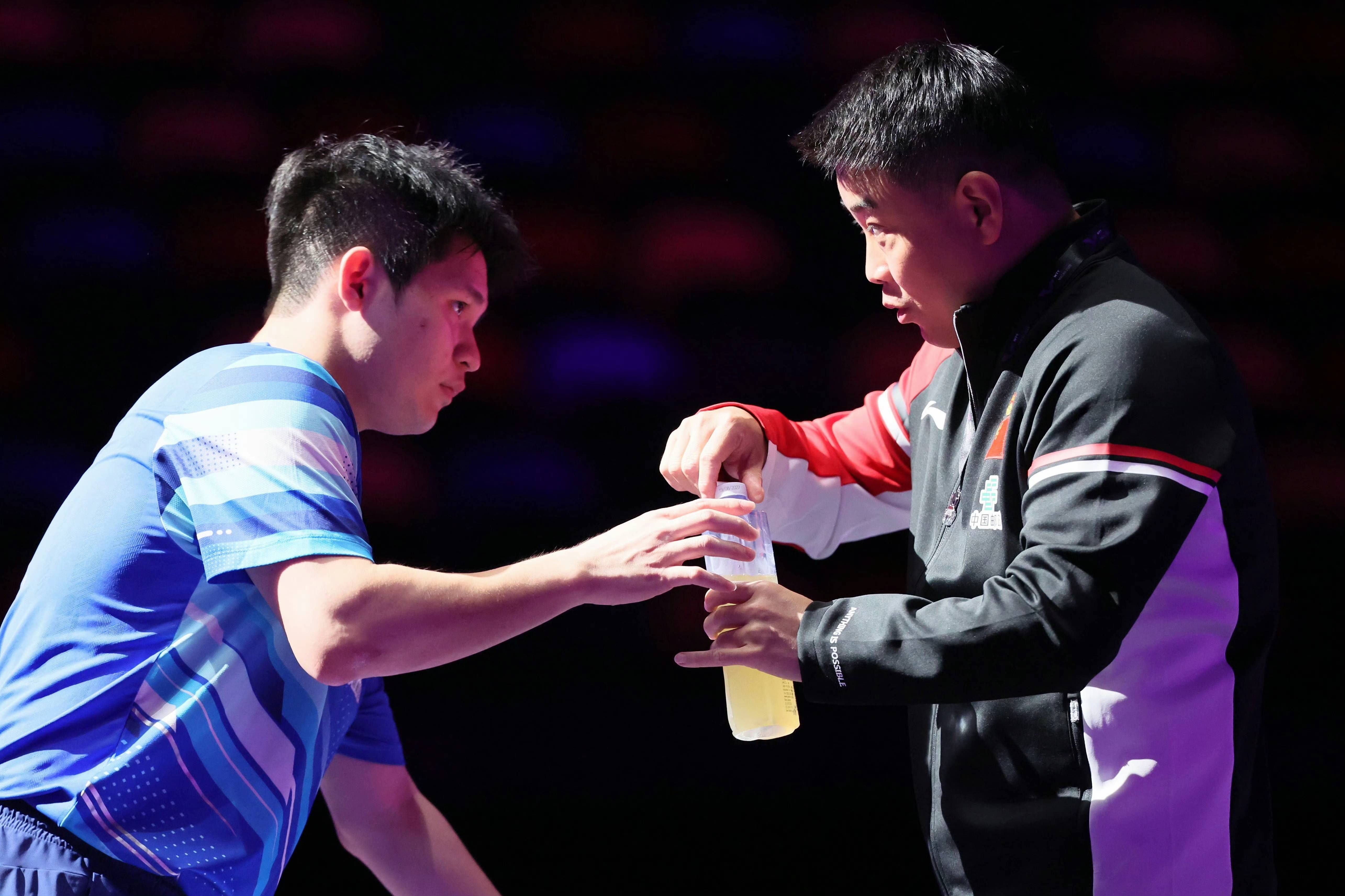 开云下载-对手对阵互不相让，展现激烈比赛