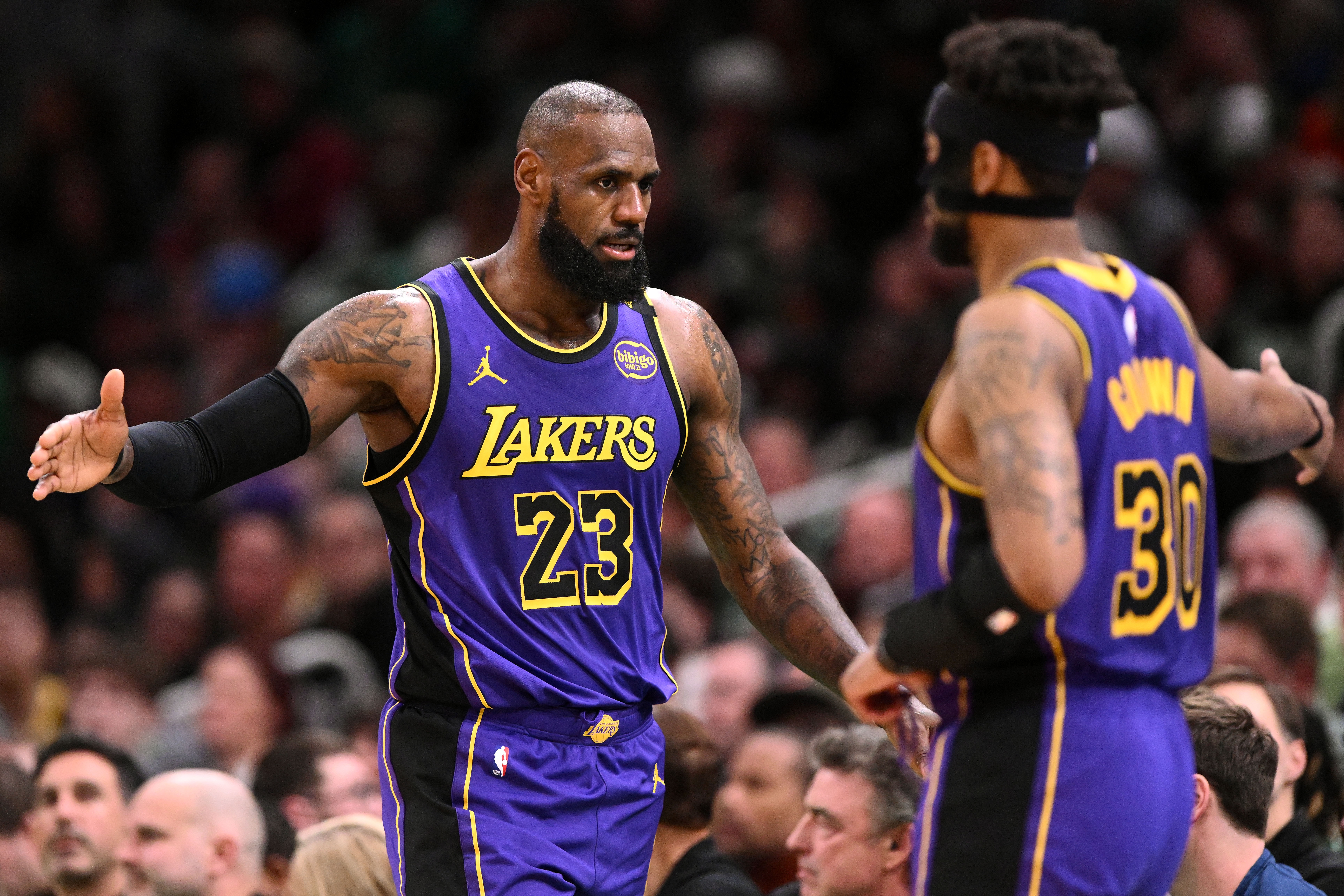 镜头回放两次,湖人险胜掘金 镜头回放两次,湖人险胜掘金