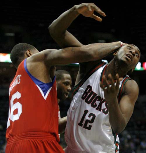 开云体育下载-雄鹿止步灰熊，遭遇两连败