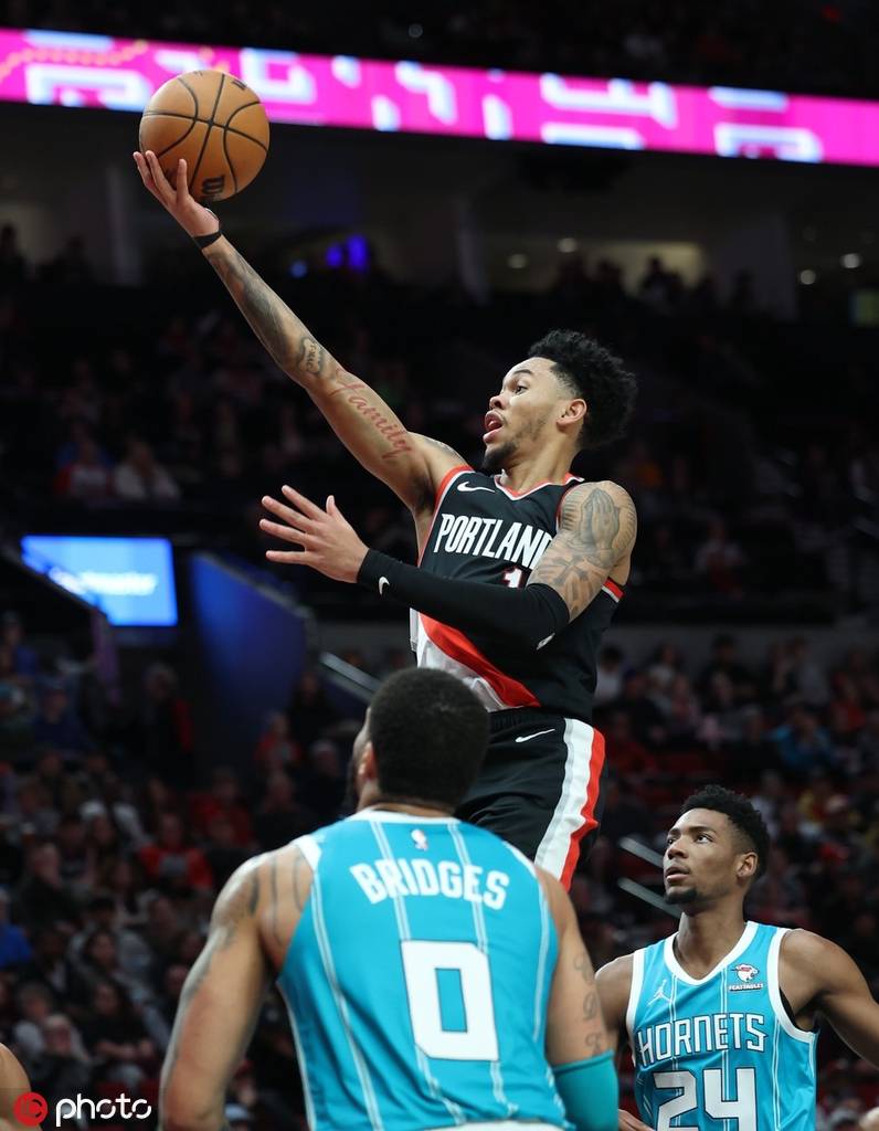 黄蜂队客场险胜开拓者