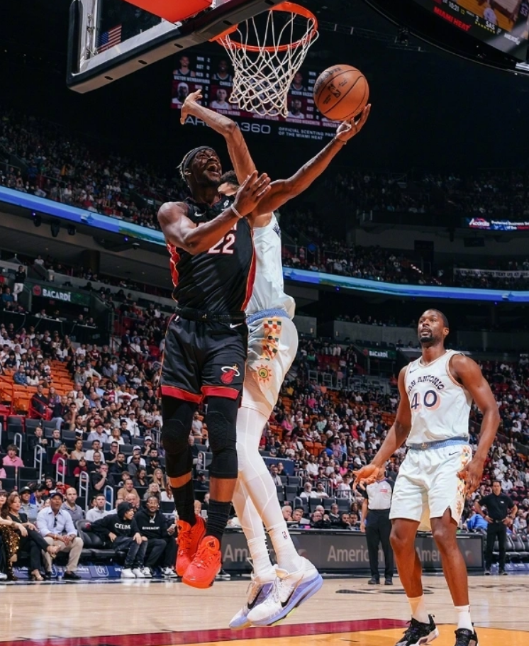 巴西男篮险胜热火,波尔津吉斯统治全场的简单介绍 巴西男篮险胜热火,波尔津吉斯统治全场的简单介绍