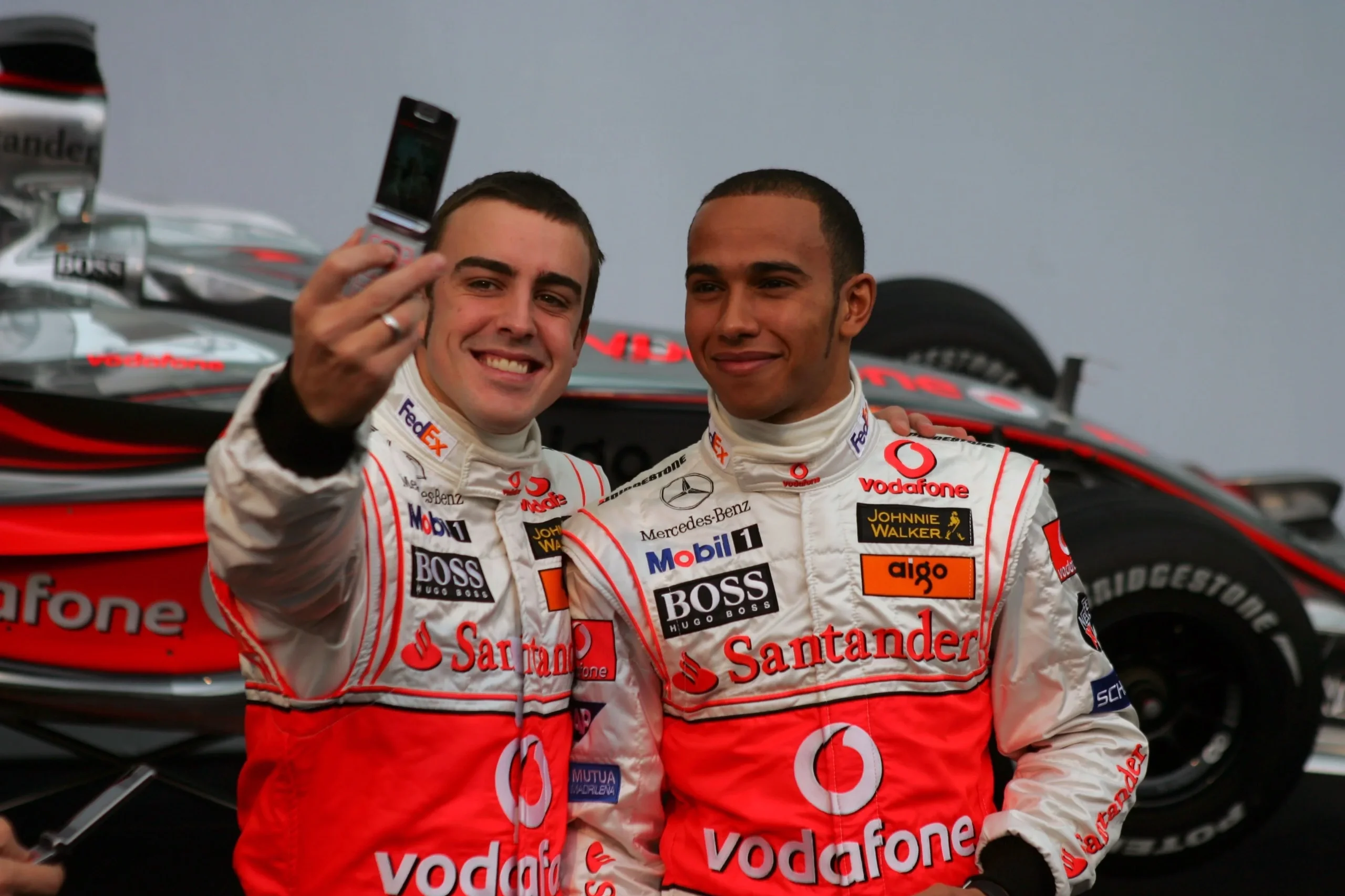 开云体育登录-迈凯伦绝杀雷诺车队，汉密尔顿扛起全队