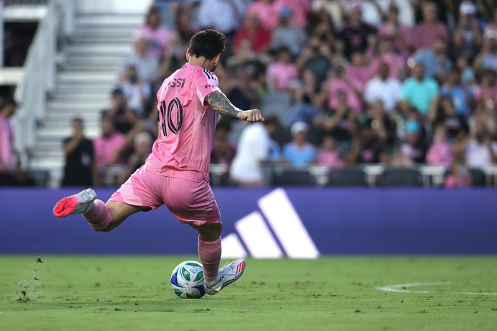 开云体育官网-梅西登陆巴黎，国际足球震撼全场