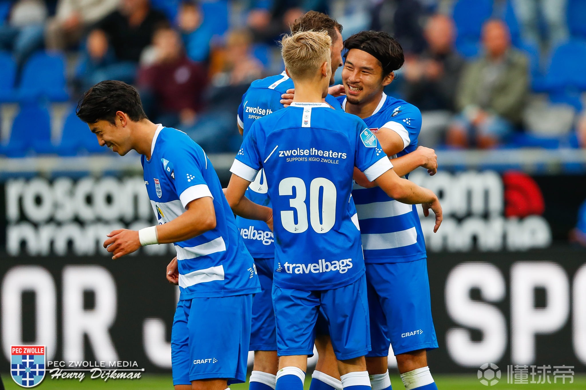 阿贾克斯攻势凶猛，主场大胜领跑小组积分