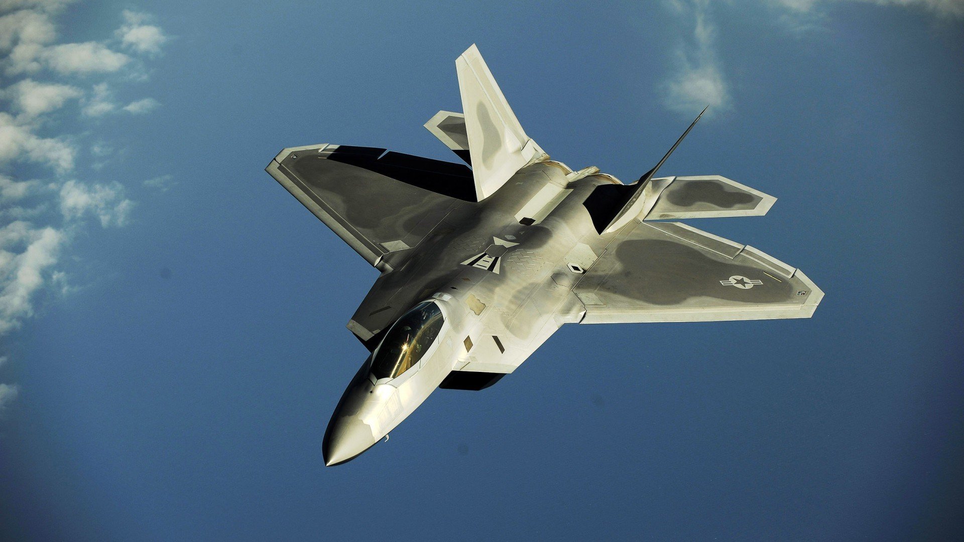 双城记，当广东队用流水冲垮活塞，拉文正扮演着大场面先生